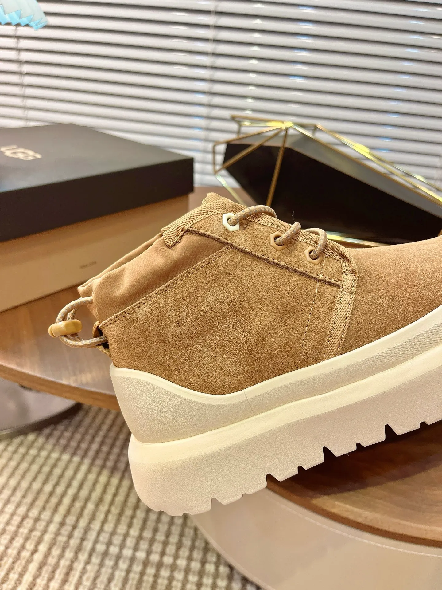 【UGG】 P: 560💰 Couple shoes Size: Women’s size 35-40 / Men’s size 40-44 UGG Tasman Weather Hybrid slip-on snow boots👢 Wang Yibo's same style 👏 adds a large orange sole to the classic Tasman shoe style, functional color contrast design, environmentally friendly waterproof and snowproof material, which has both fashionable and functional attributes. At the same time, it is paired with the new UGG furry shoes Keen's furry color-blocking jacket. Bright orange and maroon collide to create a new light outdoor style and open up a new travel experience in early autumn! Using the best materials, the 17mm fur integrated surface is warmer and breathable, and the outsole is upgraded to a lightweight and wear-resistant light wing technology outsole!